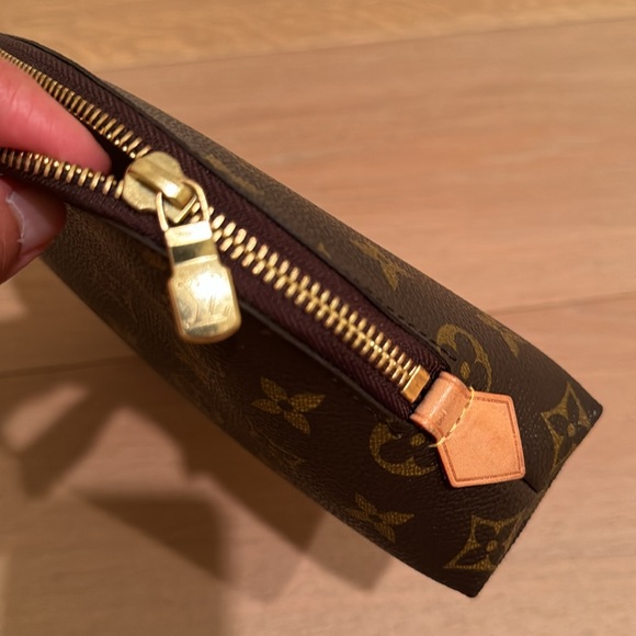 Louis Vuitton GM Cosmetic Pouch - Picture 12 of 12